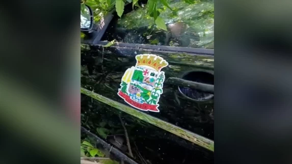 VEÍCULO DA PREFEITURA DE LINDOESTE CAI EM RIBANCEIRA EM CAPITÃO LEÔNIDAS MARQUES