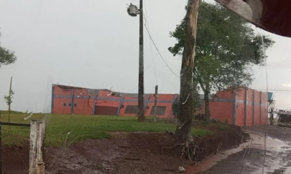 VENDAVAL CAUSA DESTRUIÇÃO EM QUEDAS DO IGUAÇU E BLOQUEIA RODOVIAS COM QUEDA DE ÁRVORES