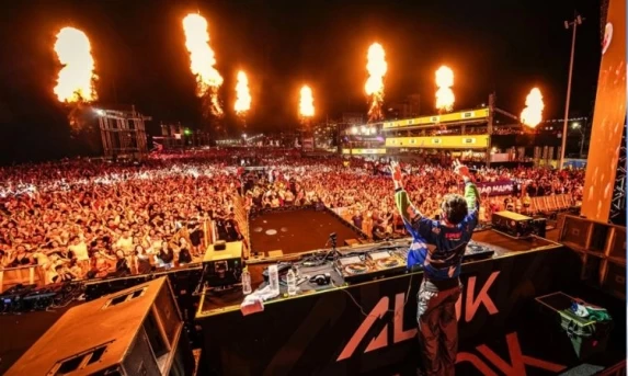 VERÃO MAIOR PARANÁ: ESPETÁCULO DE DRONES E LUZES EM MATINHOS ENTRA PARA A HISTÓRIA COMO O MAIOR PÚBLICO JÁ REGISTRADO NO ESTADO