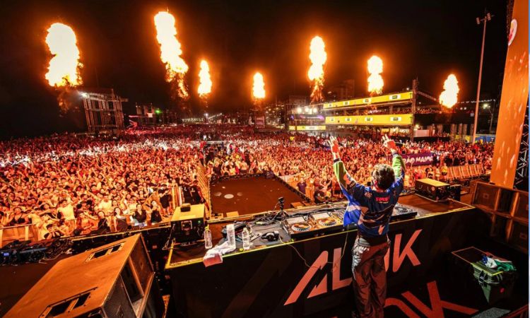 VERÃO MAIOR PARANÁ: ESPETÁCULO DE DRONES E LUZES EM MATINHOS ENTRA PARA A HISTÓRIA COMO O MAIOR PÚBLICO JÁ REGISTRADO NO ESTADO